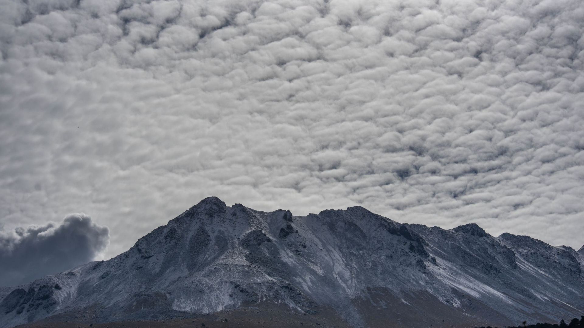 Elementos de seguridad se encuentran apostados en la entrada del volcán.