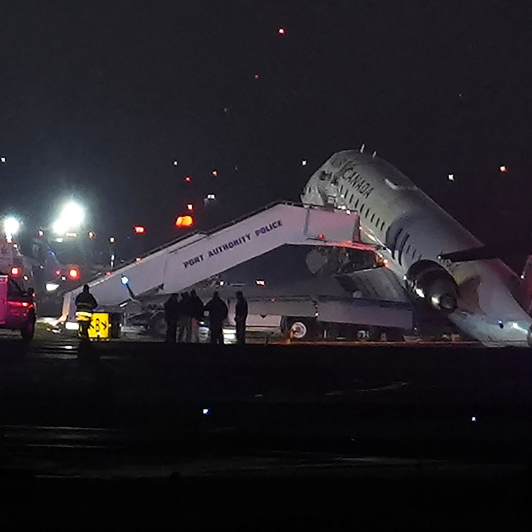 editorial Choca Avión con Vehículo en Aeropuerto LaGuardia de Nueva York; Reportan Heridos.