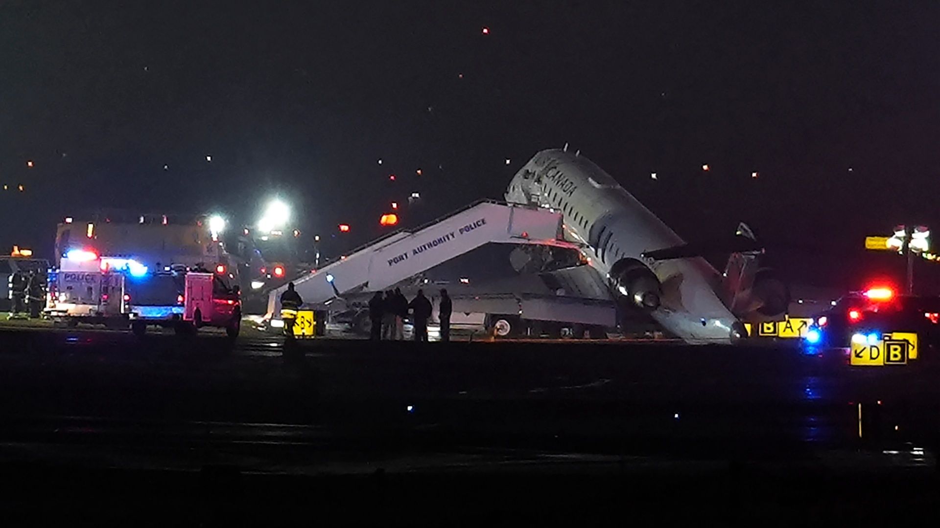 editorial Choca Avión con Vehículo en Aeropuerto LaGuardia de Nueva York; Reportan Heridos.