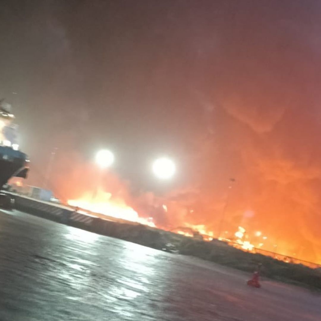 Incendio en barda perimetral de predio de la Refinería Olmeca