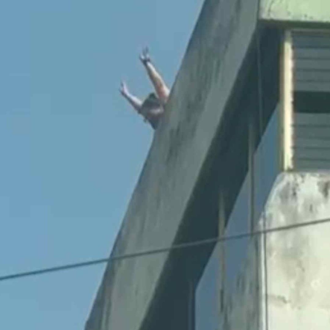 Un grupo de personas está atrapado en un edificio en llamas.