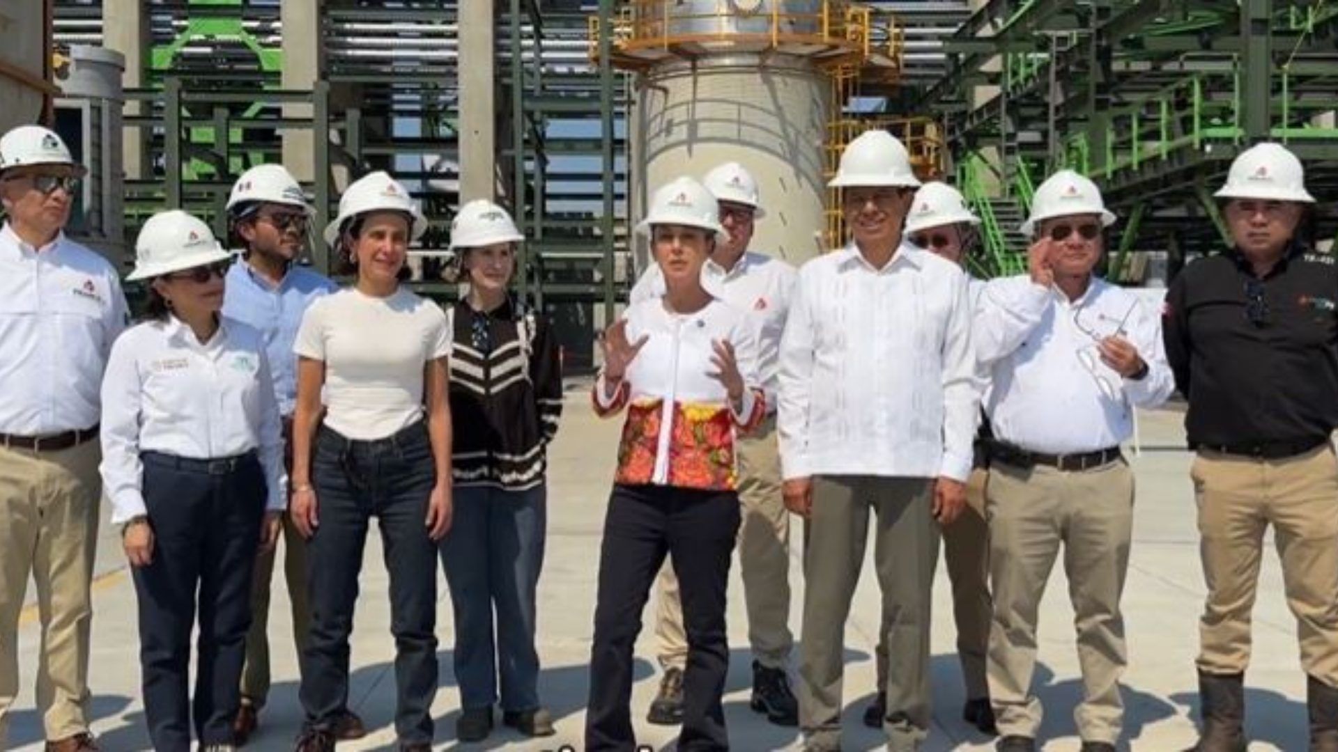 Presidenta presume avance de nueva planta de combustibles limpios
