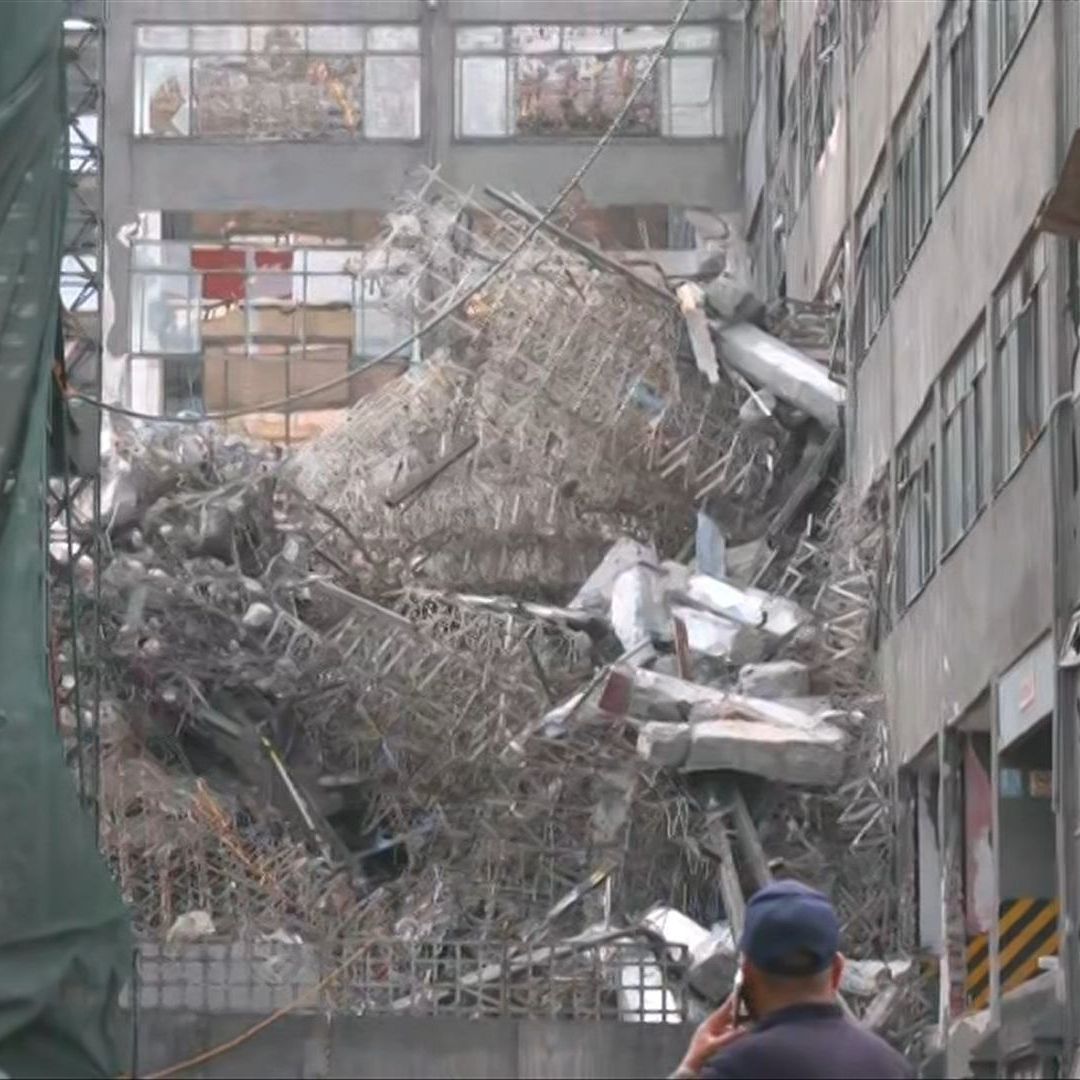 Las imágenes del sitio muestran daños en la zona donde se realizaban las labores de demolición.