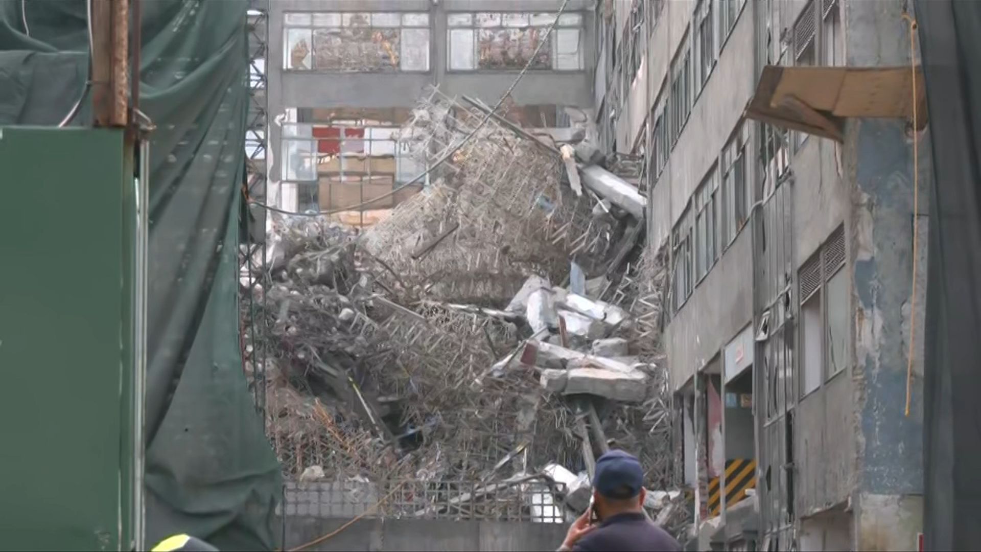 Las imágenes del sitio muestran daños en la zona donde se realizaban las labores de demolición.