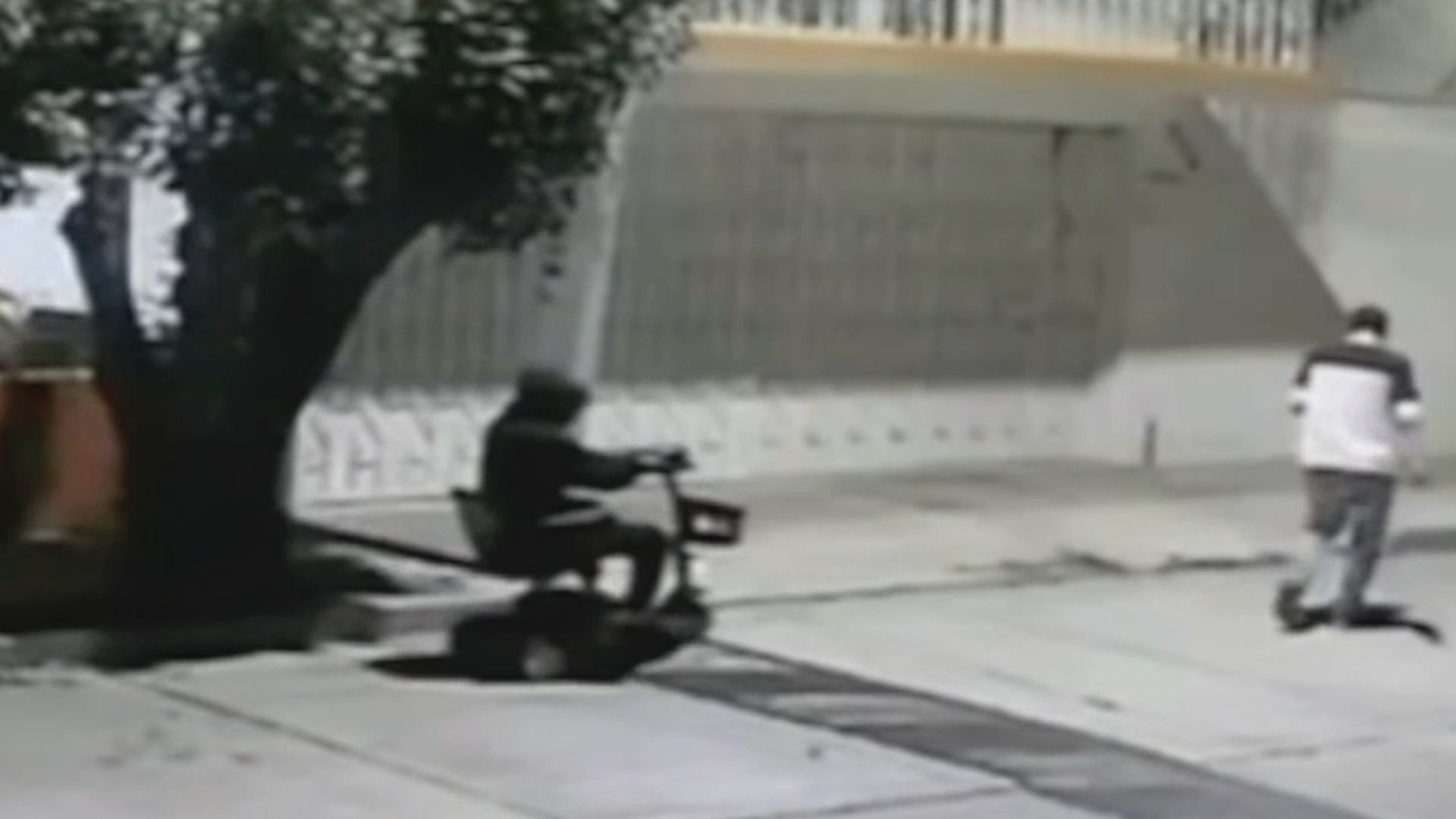 Hombres Roban Silla de Ruedas Eléctrica de una Cochera en León Guanajuato