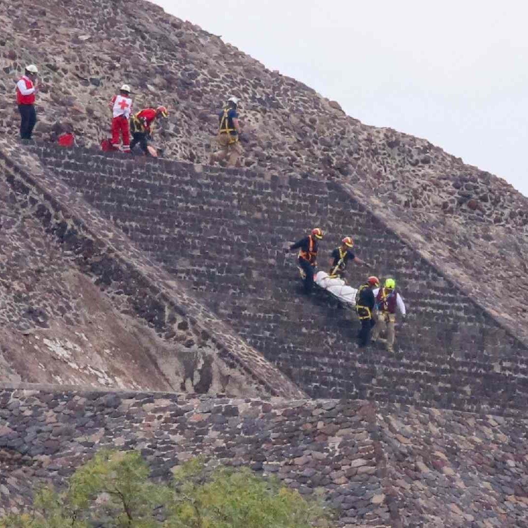 Elementos de Protección Civil bajan uno de los dos cuerpos tras suscitarse un tiroteo en la parte alta de la Pirámide de la Luna. Foto: Cuartoscuro