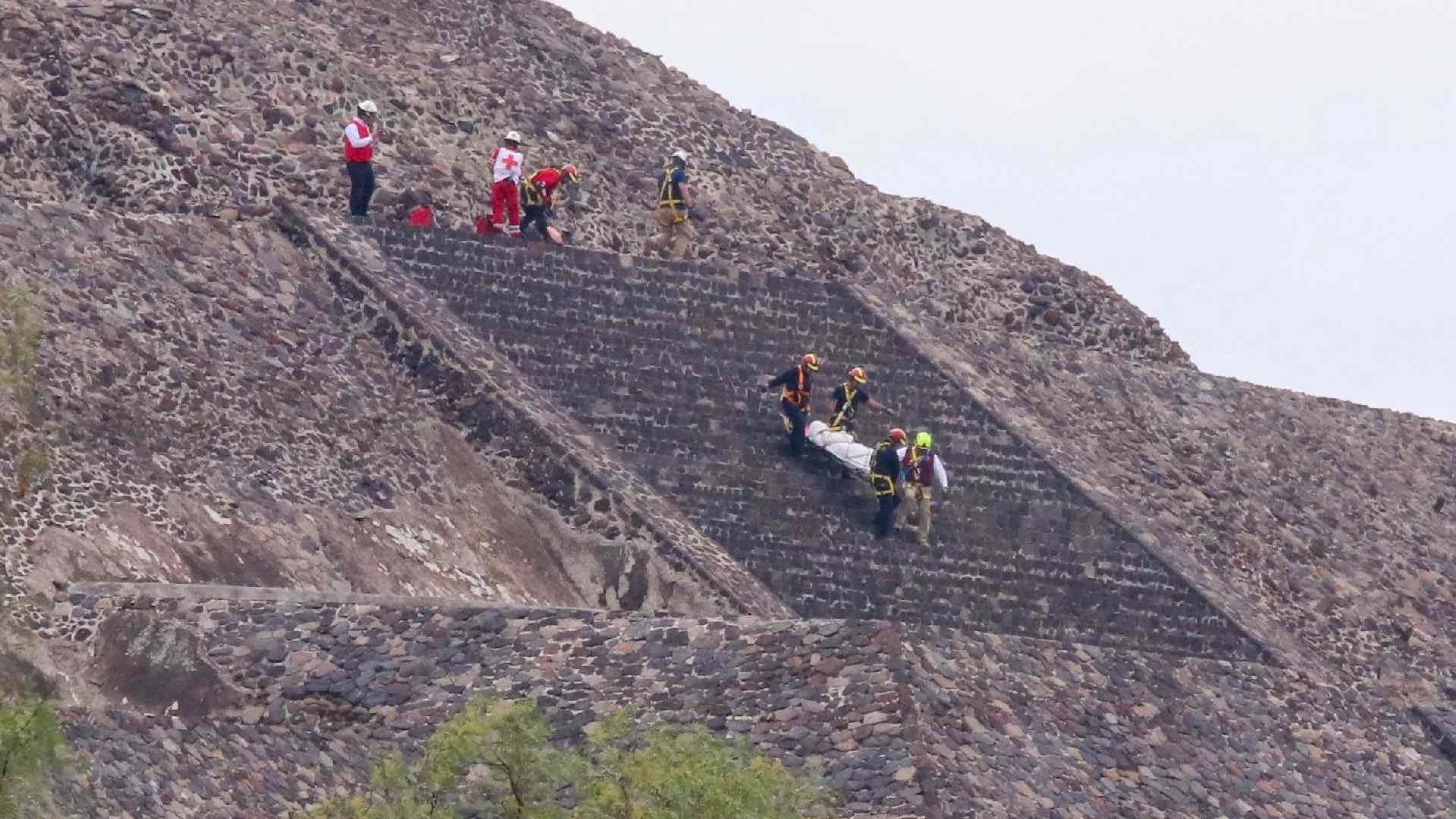 Elementos de Protección Civil bajan uno de los dos cuerpos tras suscitarse un tiroteo en la parte alta de la Pirámide de la Luna. Foto: Cuartoscuro