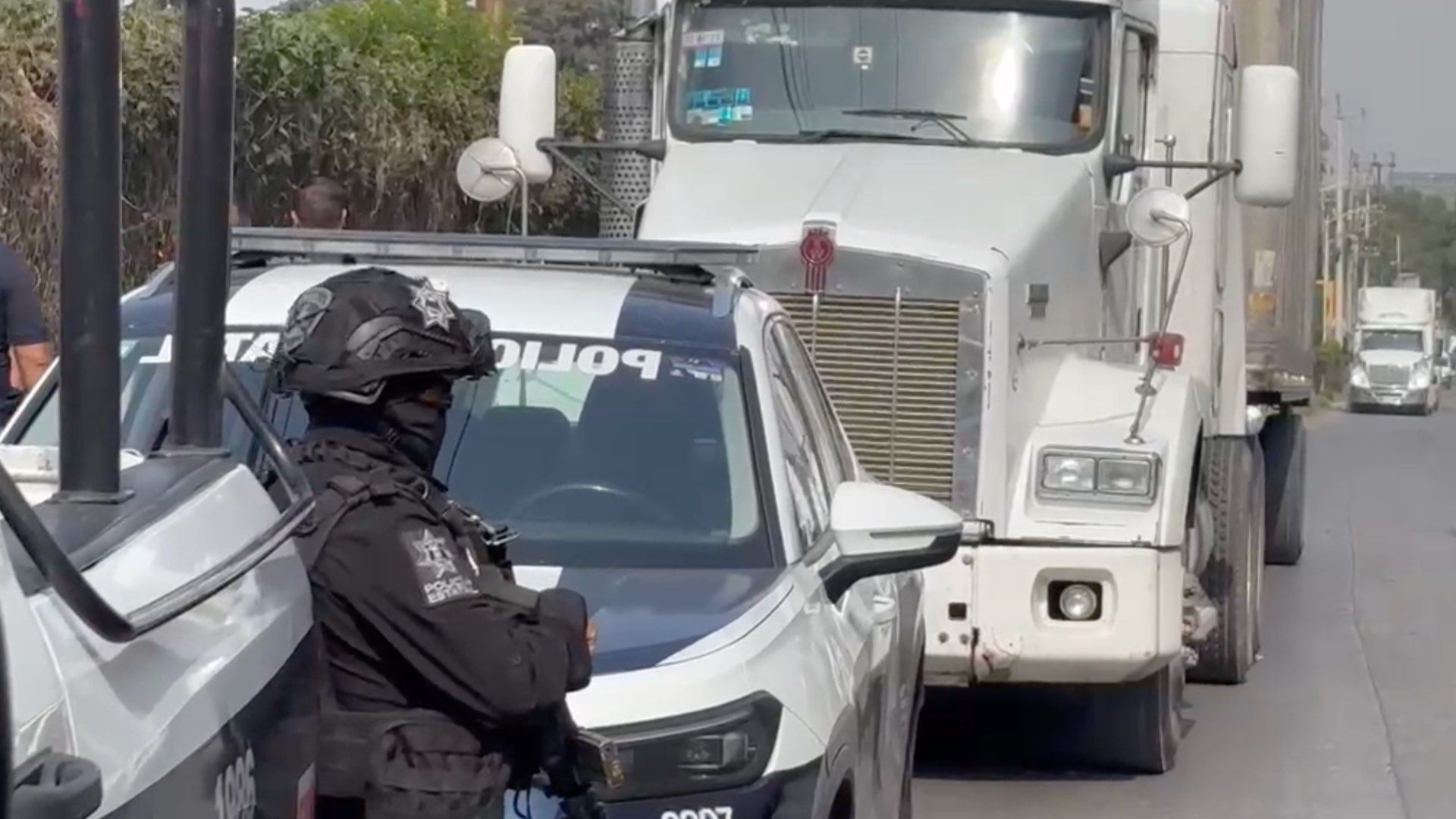 Trailero Secuestrado Intento Robo Tráiler Lateral Autopista México Puebla Central de Abasto