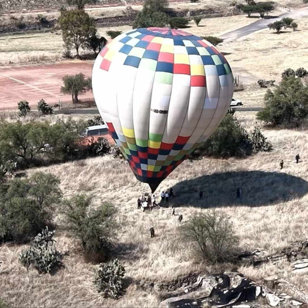 Globo aerostático aterrizó de emergencia de la zona arqueológica de Teotihuacán