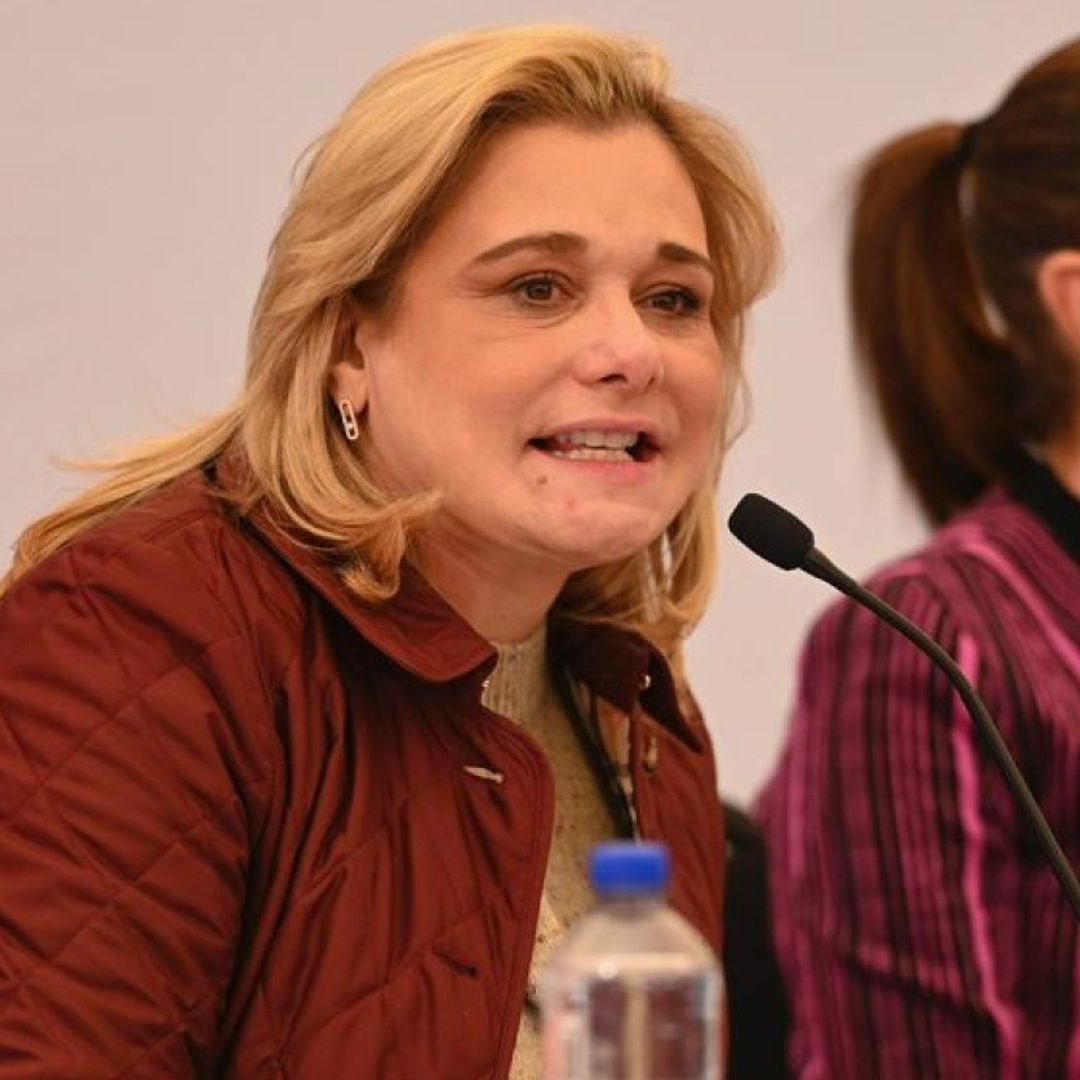 Maru Campos habla en conferencia, con Claudia Sheinbaum al fondo
