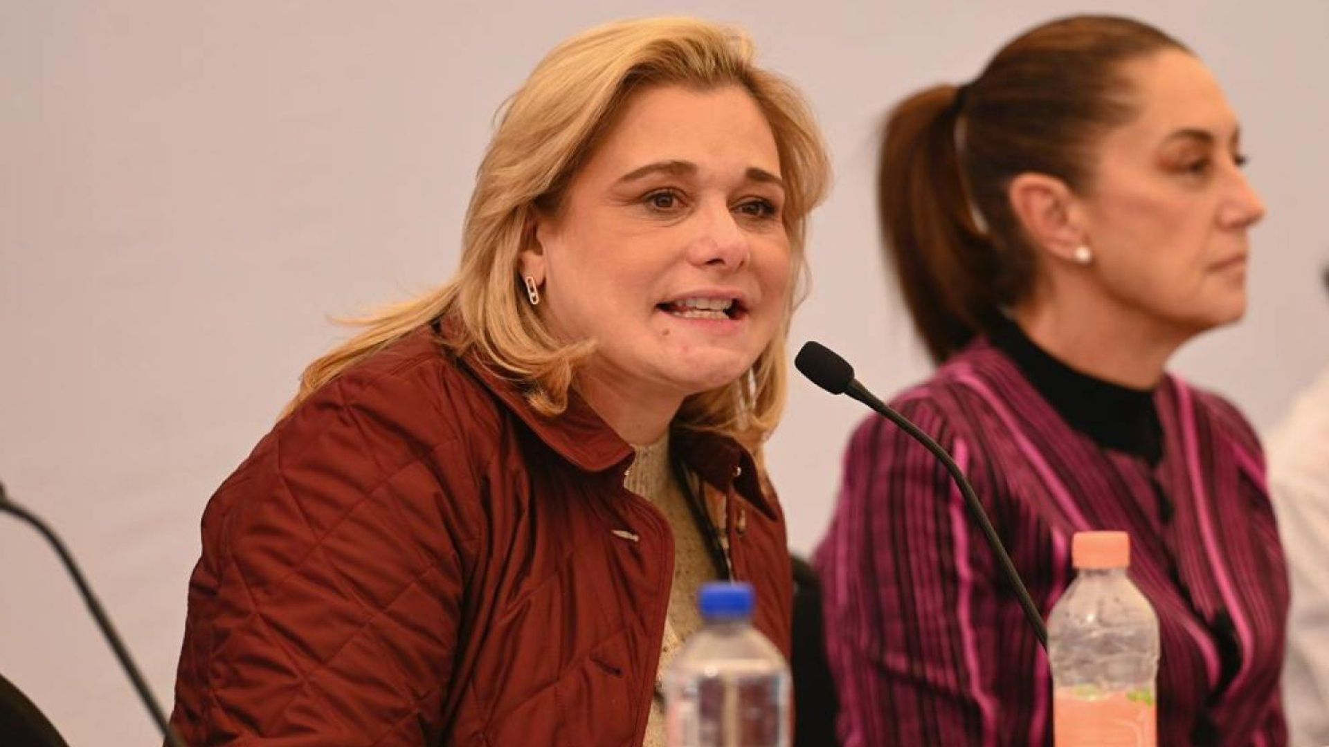 Maru Campos habla en conferencia, con Claudia Sheinbaum al fondo