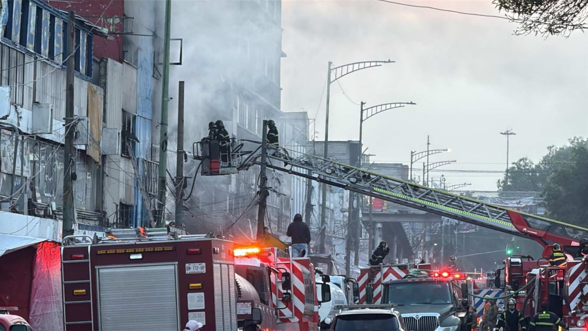 Bomberos combaten incendio en zona de La Merced, CDMX