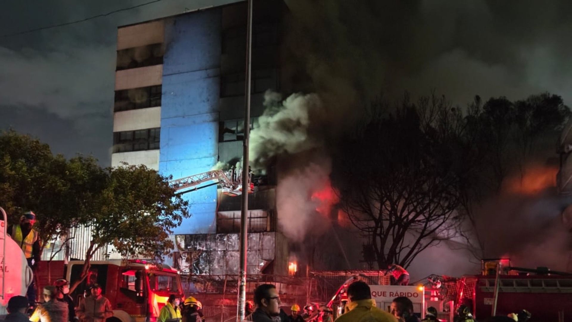 Myriam Urzúa Detalla Daños en Edificios y 100 Puestos Incendiados; Hay Pirotecnia en Un Inmueble.