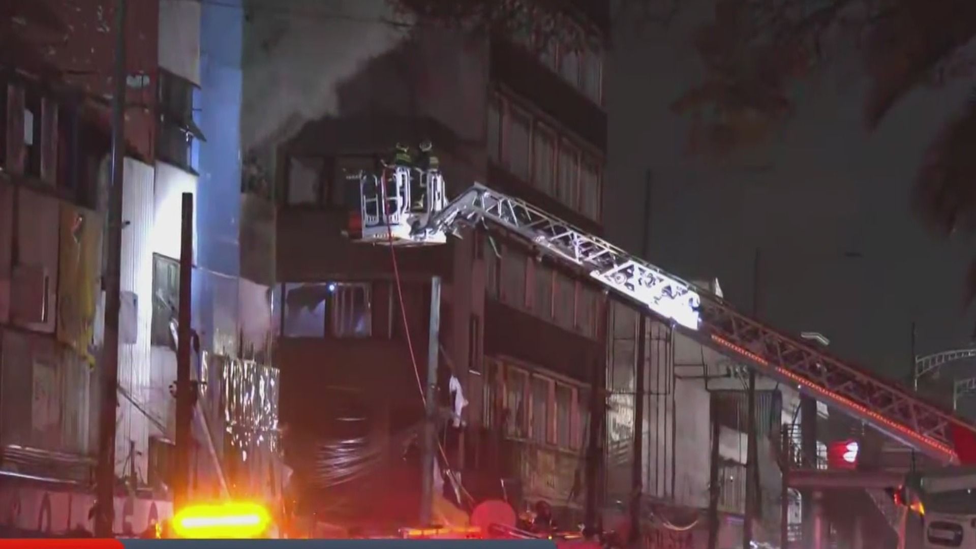 Desalojan a 200 Personas y Fuego Afecta 100 Metros de Callejón Frente a Mercado de Sonora.