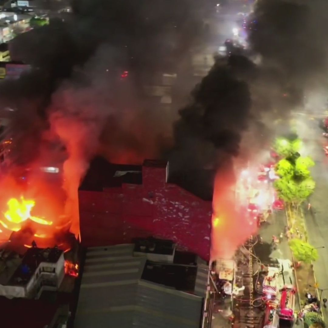 Avanza Incendio en Edificio Entre Mercados de Sonora y de La Merced.