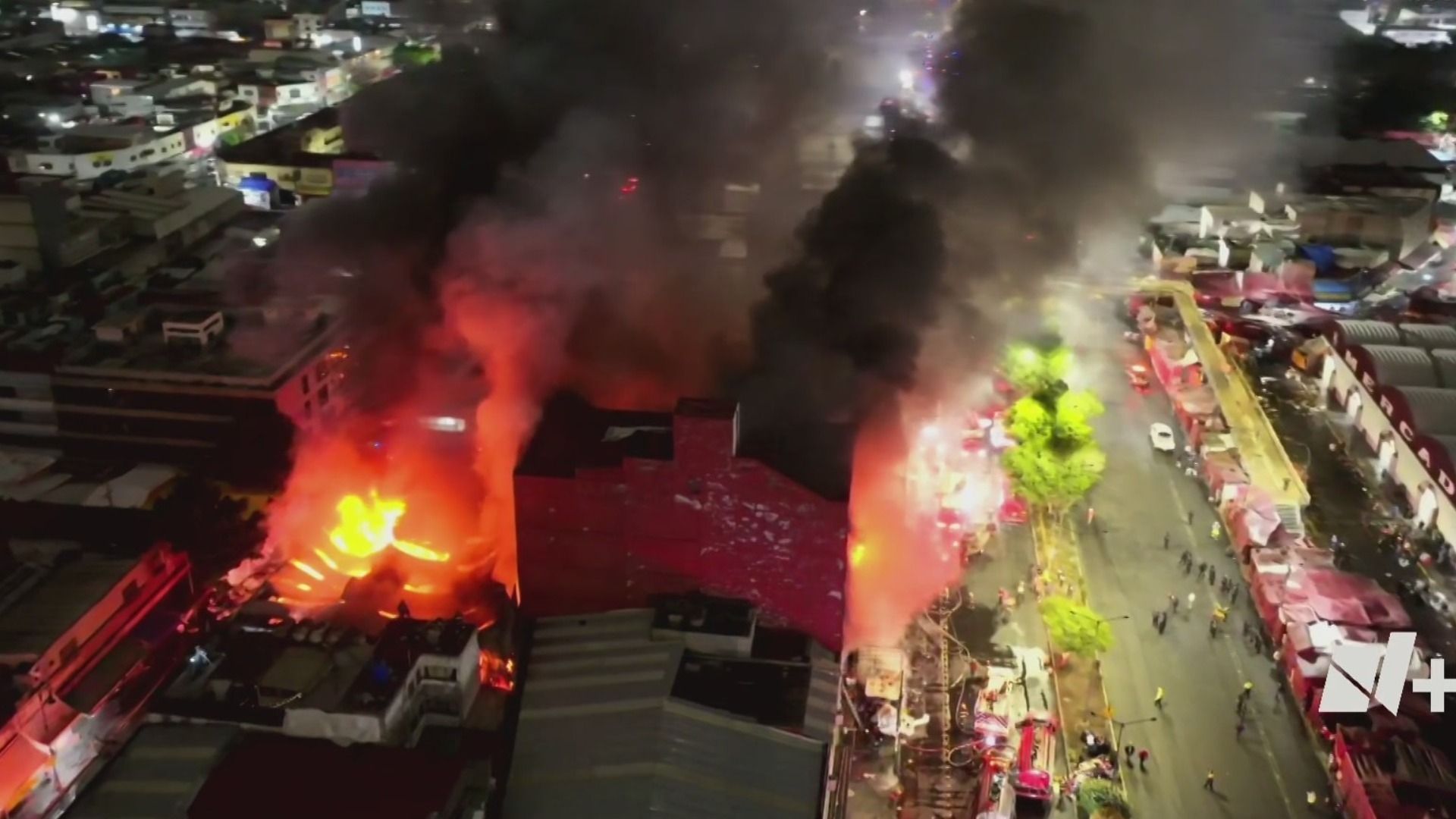 Avanza Incendio en Edificio Entre Mercados de Sonora y de La Merced.