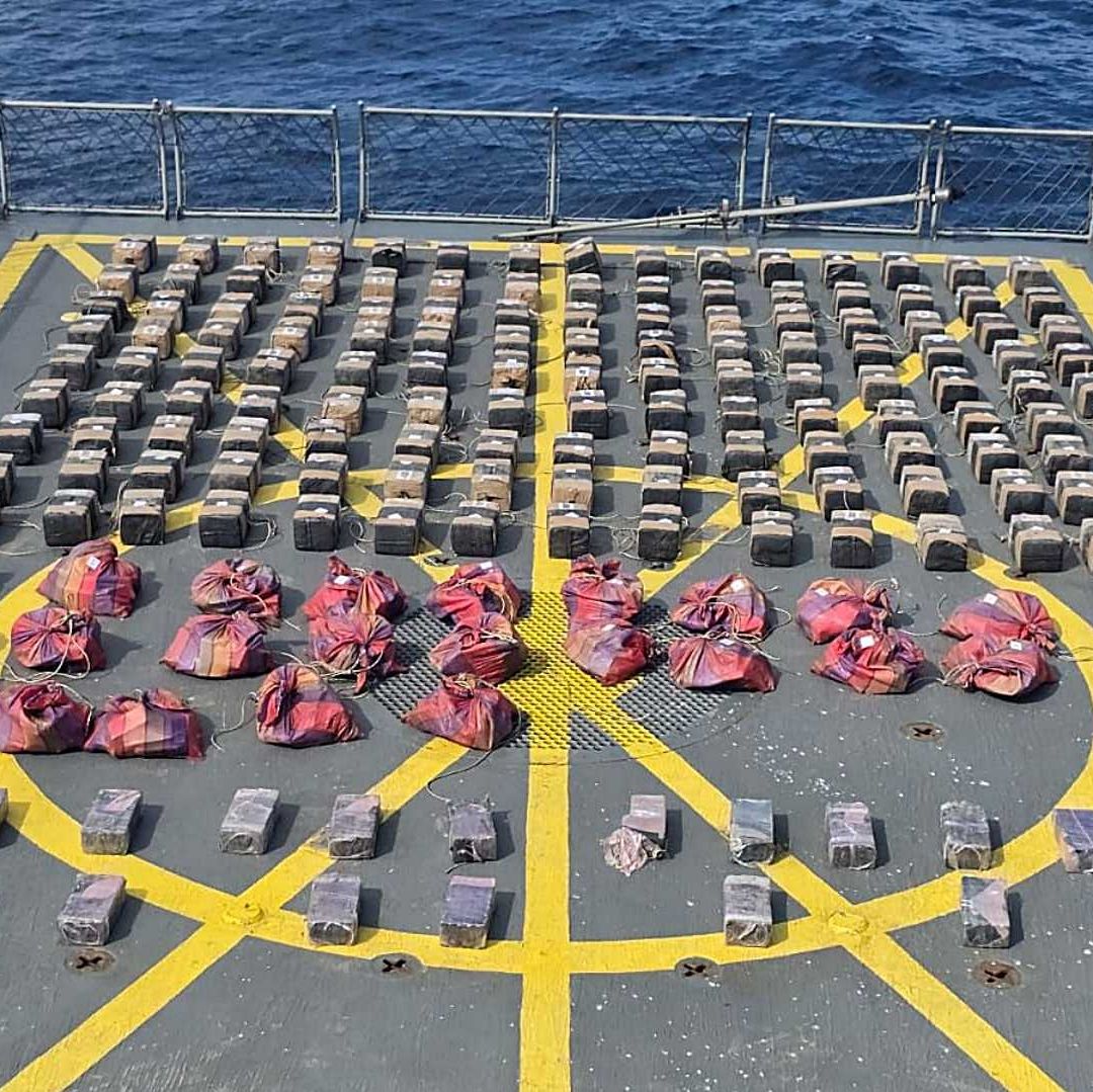 Bultos con posible droga asegurados en semisumergible. Foto: Gabinete de seguridad