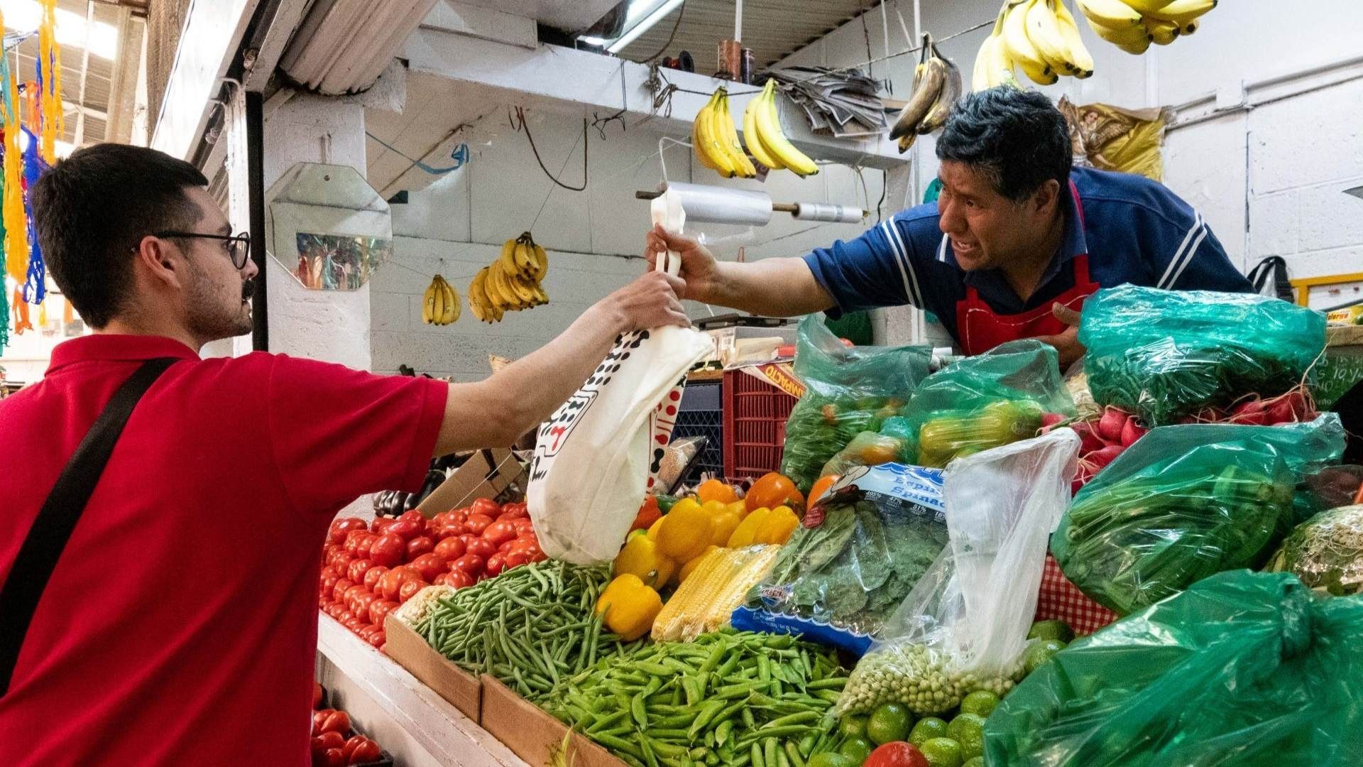 Persona compra frutas y verduras