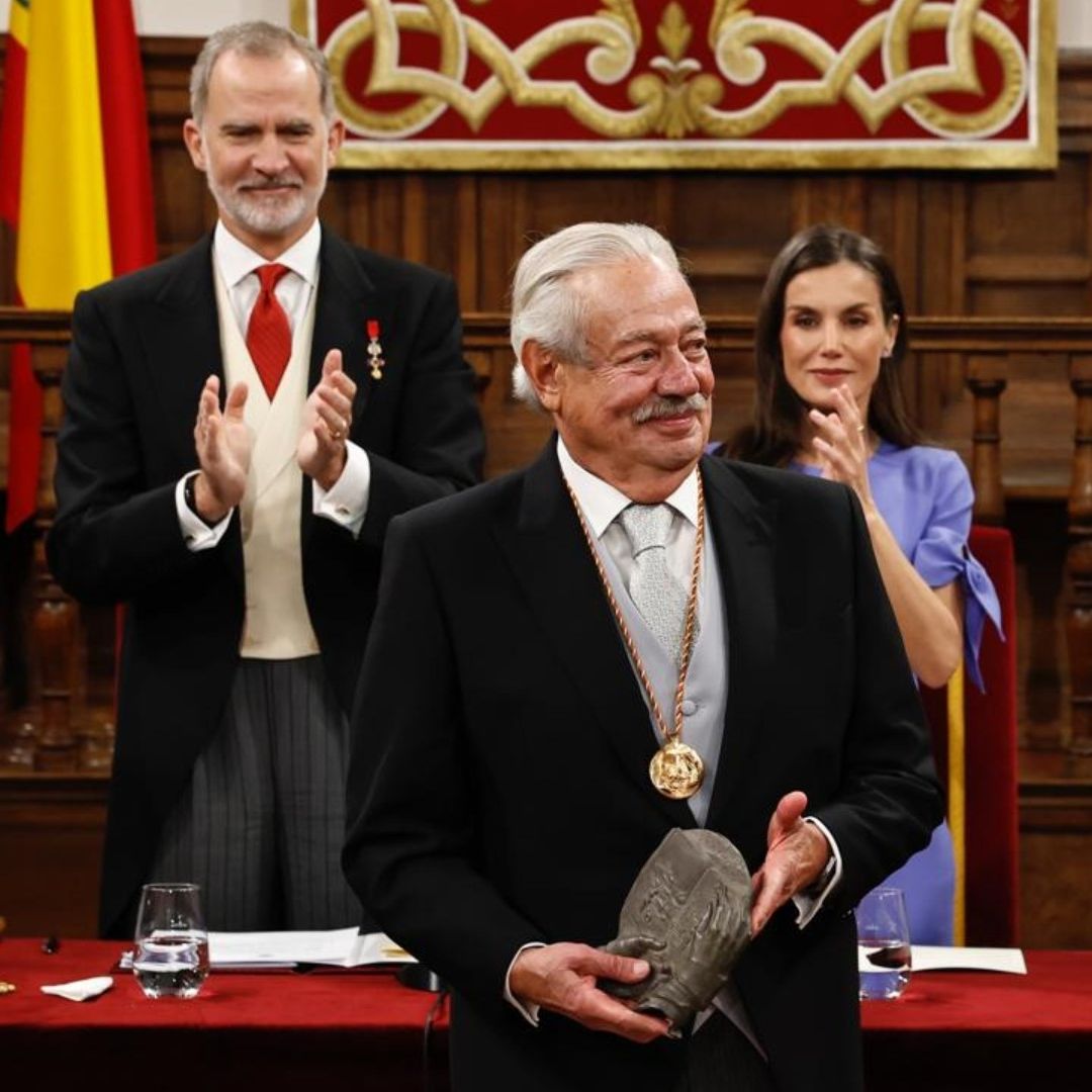 Gonzalo Celorio Recibe de los Reyes de España el Premio Cervantes en Madrid.