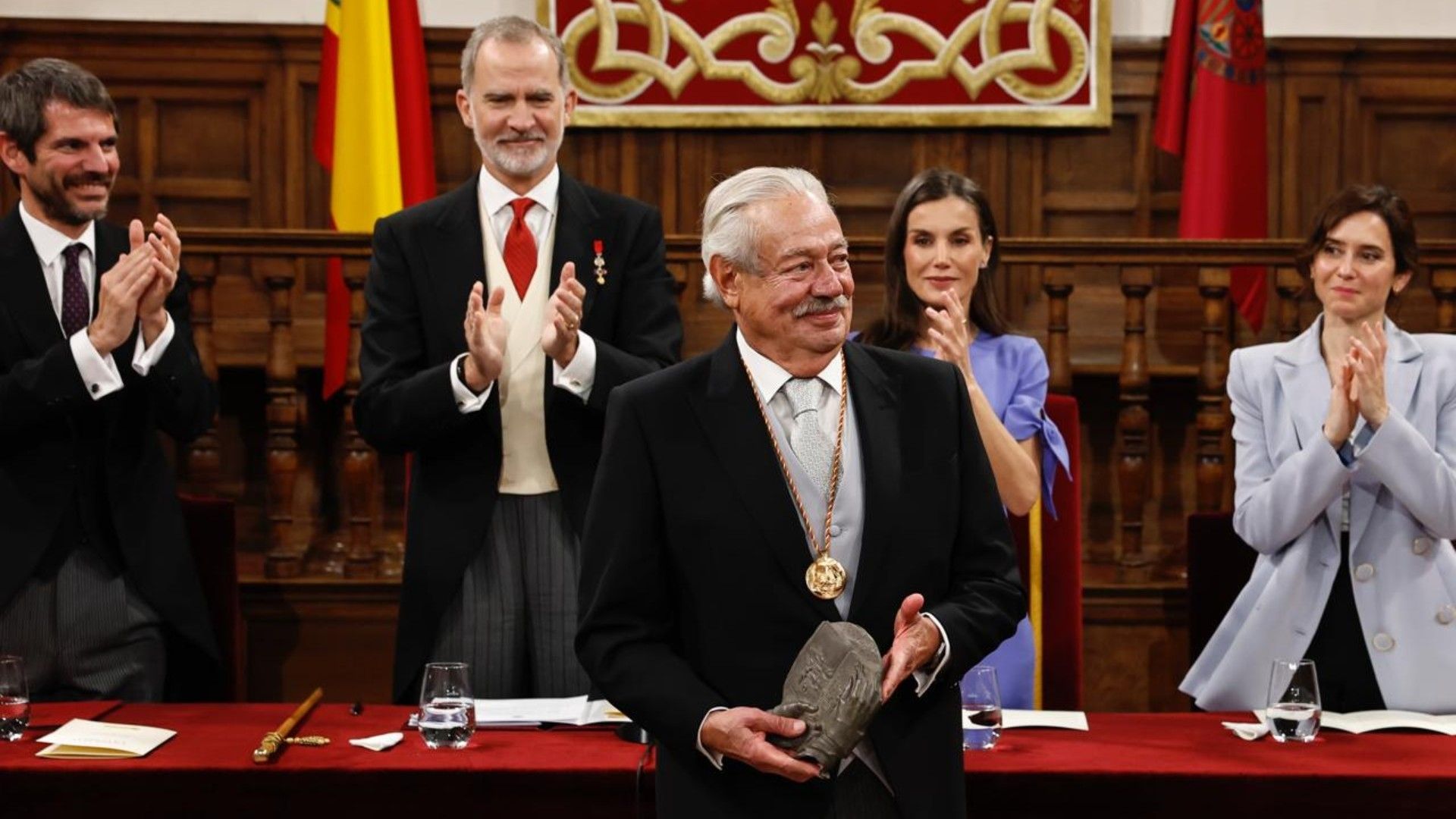 Gonzalo Celorio Recibe de los Reyes de España el Premio Cervantes en Madrid.