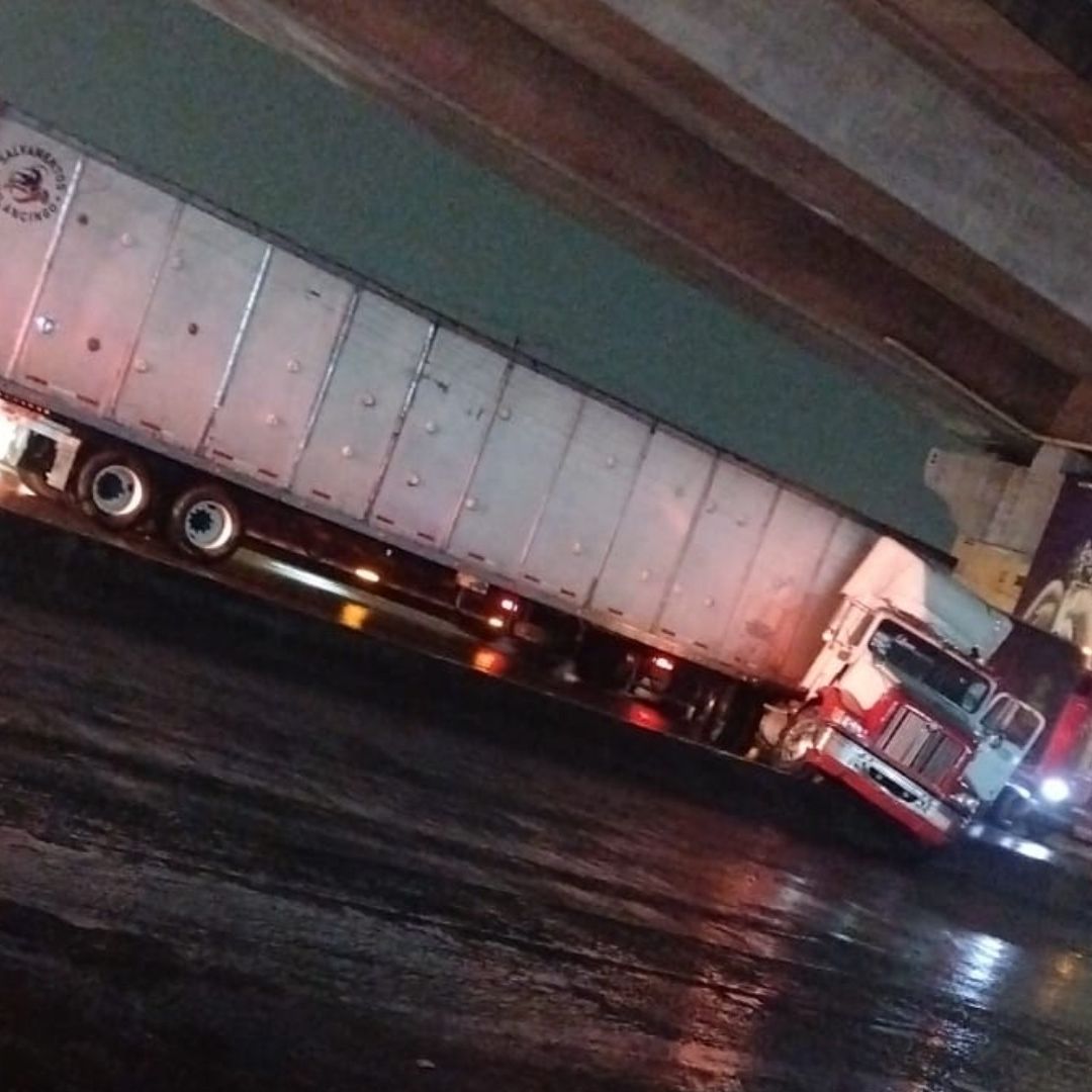 Choque Accidente Tráiler Muro de Contención Lluvia Autopista México Puebla