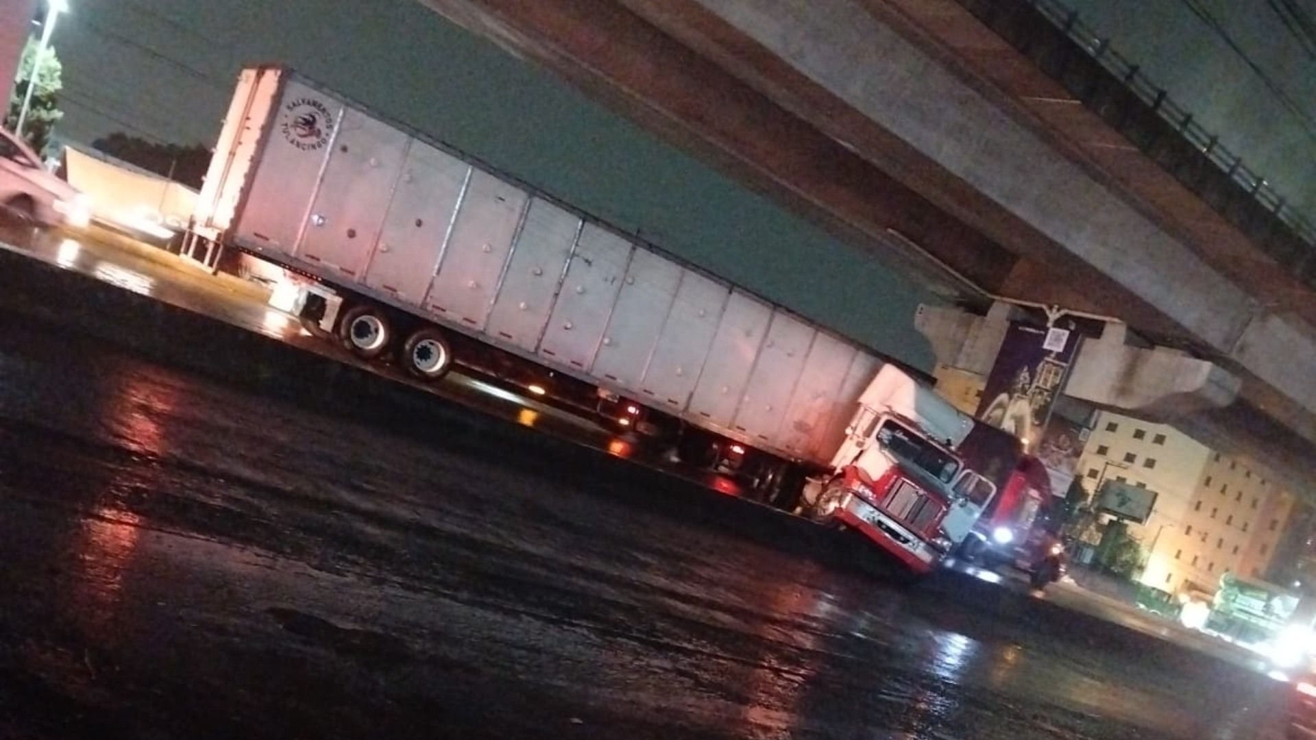 Choque Accidente Tráiler Muro de Contención Lluvia Autopista México Puebla