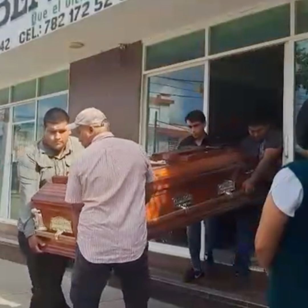 Ataúd con el cuerpo de la doctora Bertha Burciaga Mora asesinada en el norte de Veracruz.