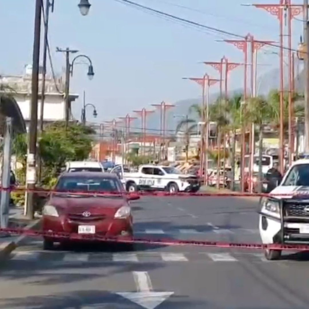 acordonamiento policiaco y patrulla por muerte de un hombre en un vehículo en Ciudad Mendoza, Veracruz.