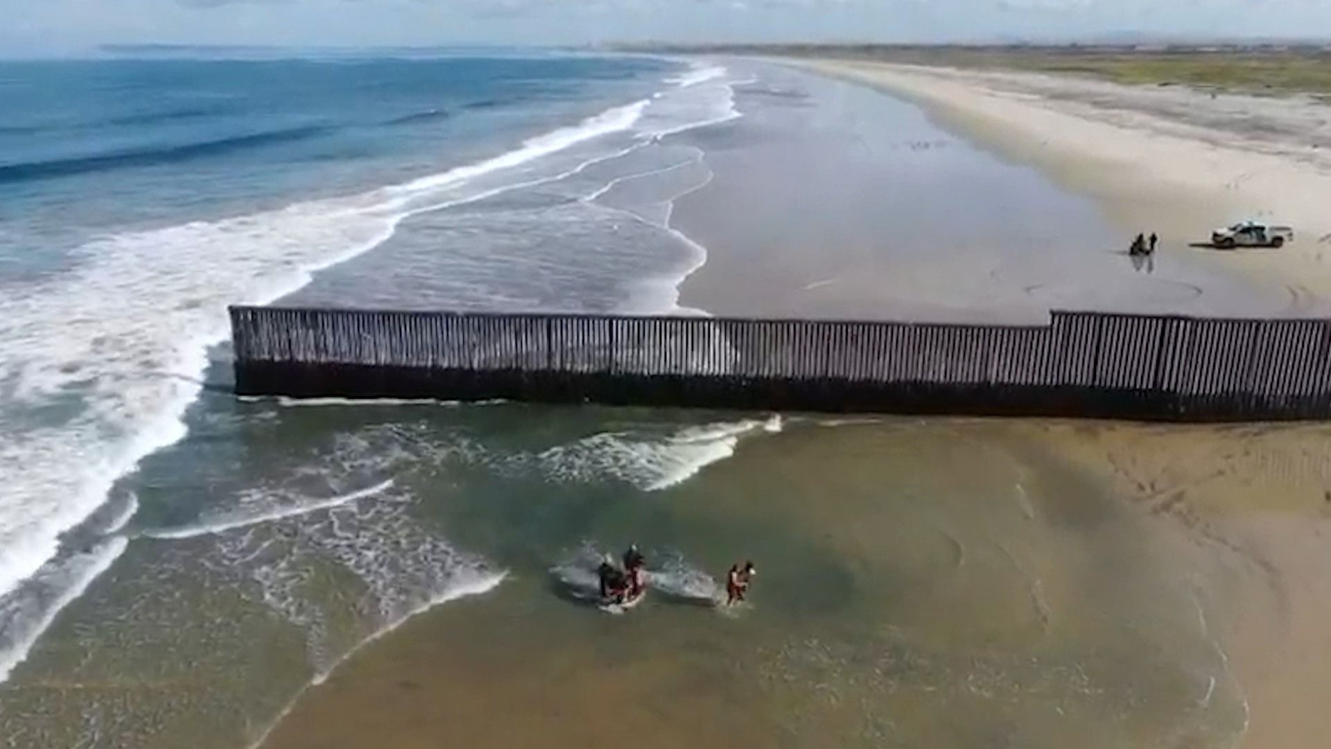 Hombre Arrastrado por Mar en Tijuana es Rescatado tras Presuntamente Intentar Cruzar a EUA