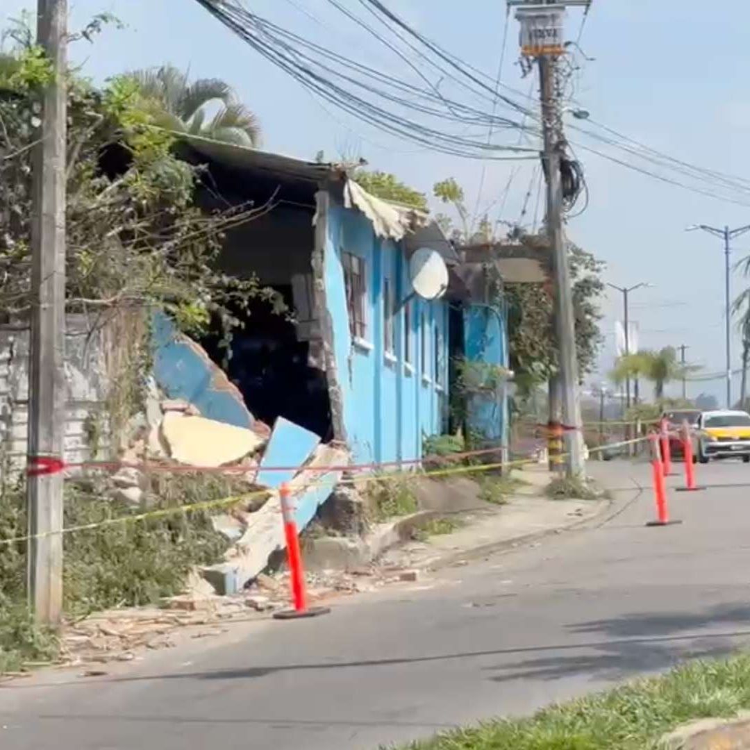 Tráiler Cañero Derriba Barda Vivienda en Amatlán de los Reyes Veracruz Habitantes Estaban Desayunando