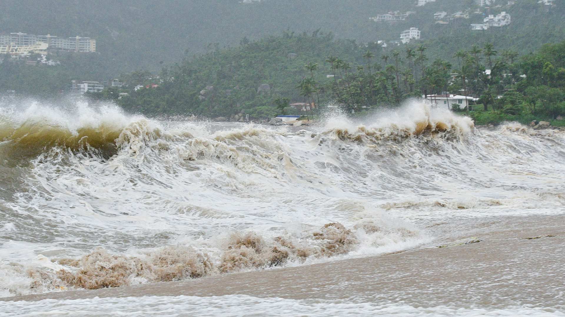 Olas rompen en una playa mientras el ciclón John avanzaba rumbo a Acapulco, el 25 de septiembre de 2024. Foto: Reuters | Archivo