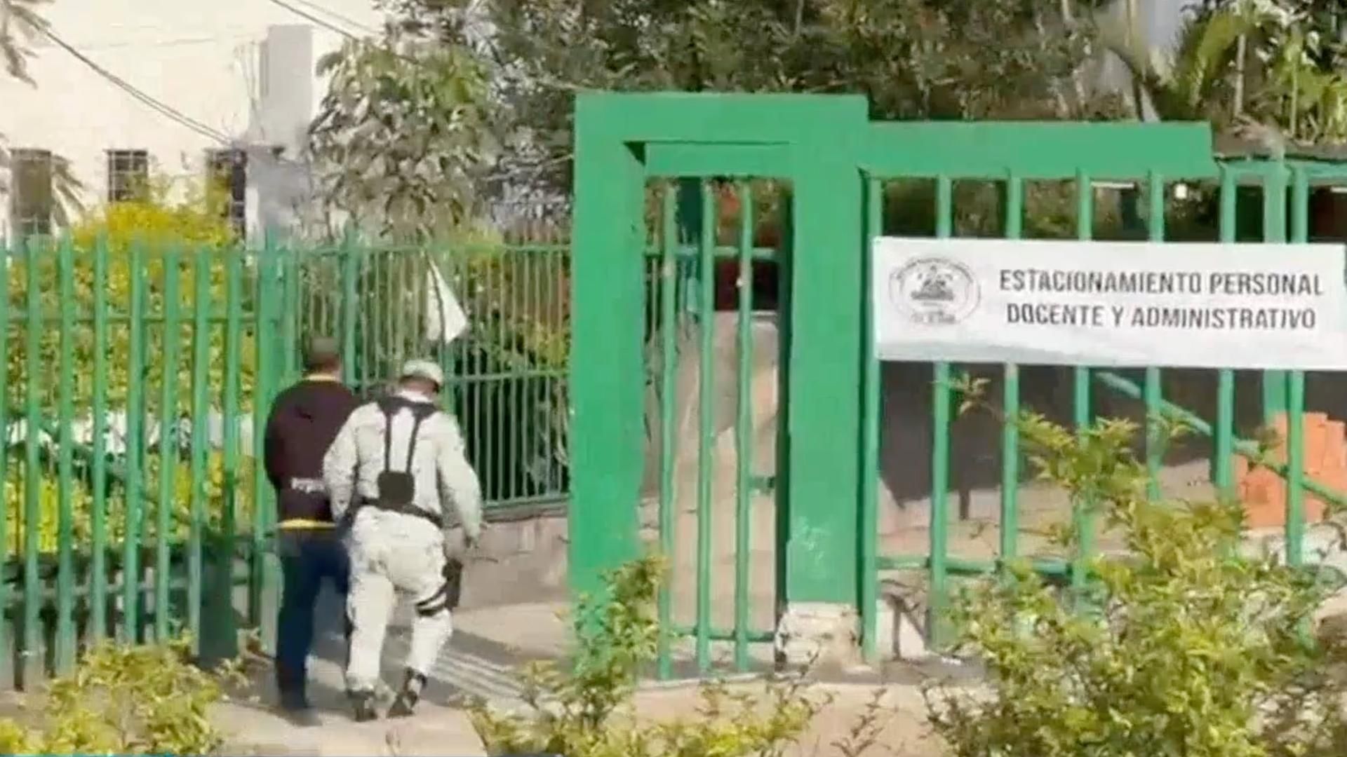 entrada a bachillerato de Coatepec donde hubo una amenaza de tiroteo hoy.