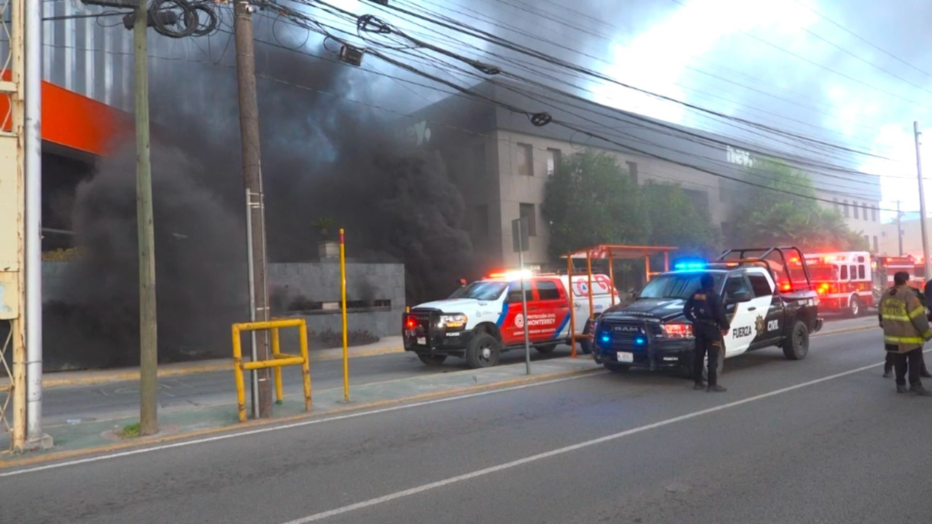 Se Registra Incendio en Subestación de Edificio de Banco en Monterrey