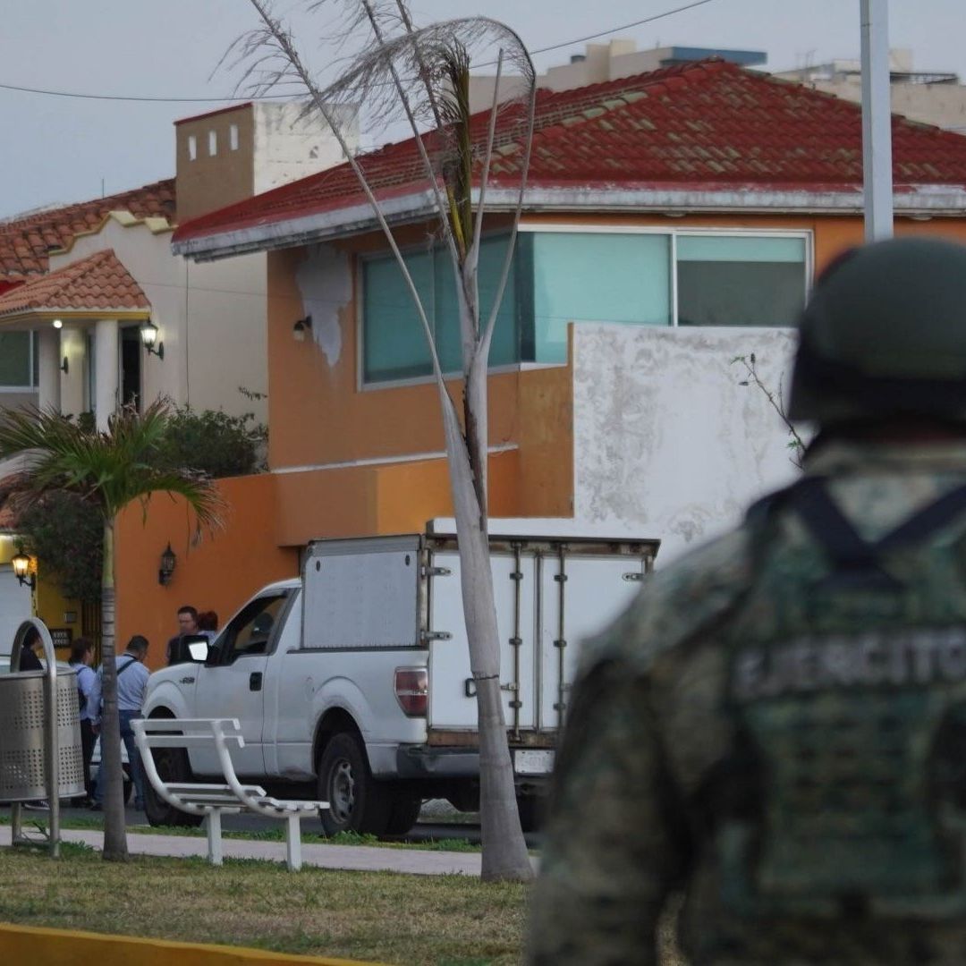 Un elemento del Ejército vigila una casa.