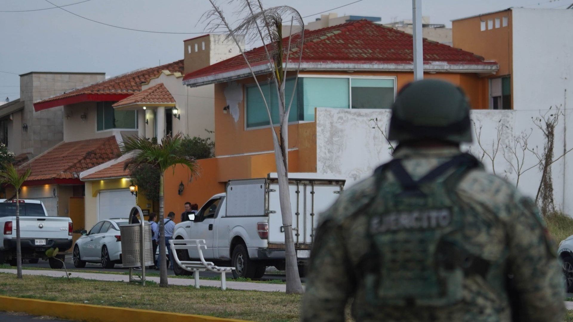 Un elemento del Ejército vigila una casa.