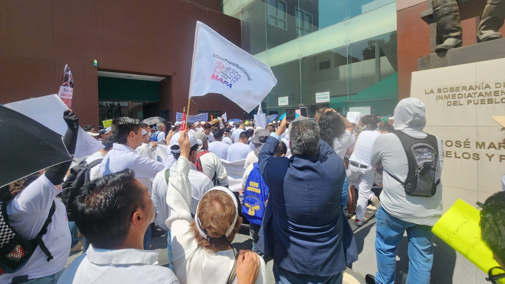 Protestas de los papás contra la violencia vicaria. Foto. N+