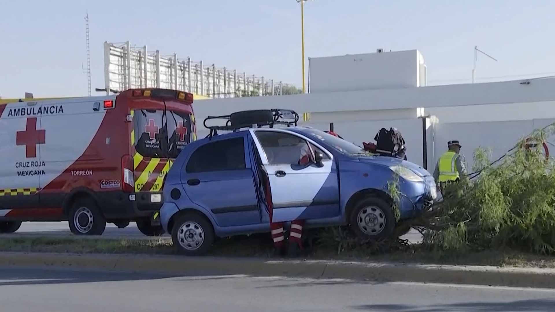 Adulto Mayor Pierde el Conocimiento y Choca Contra Árbol en Torreón