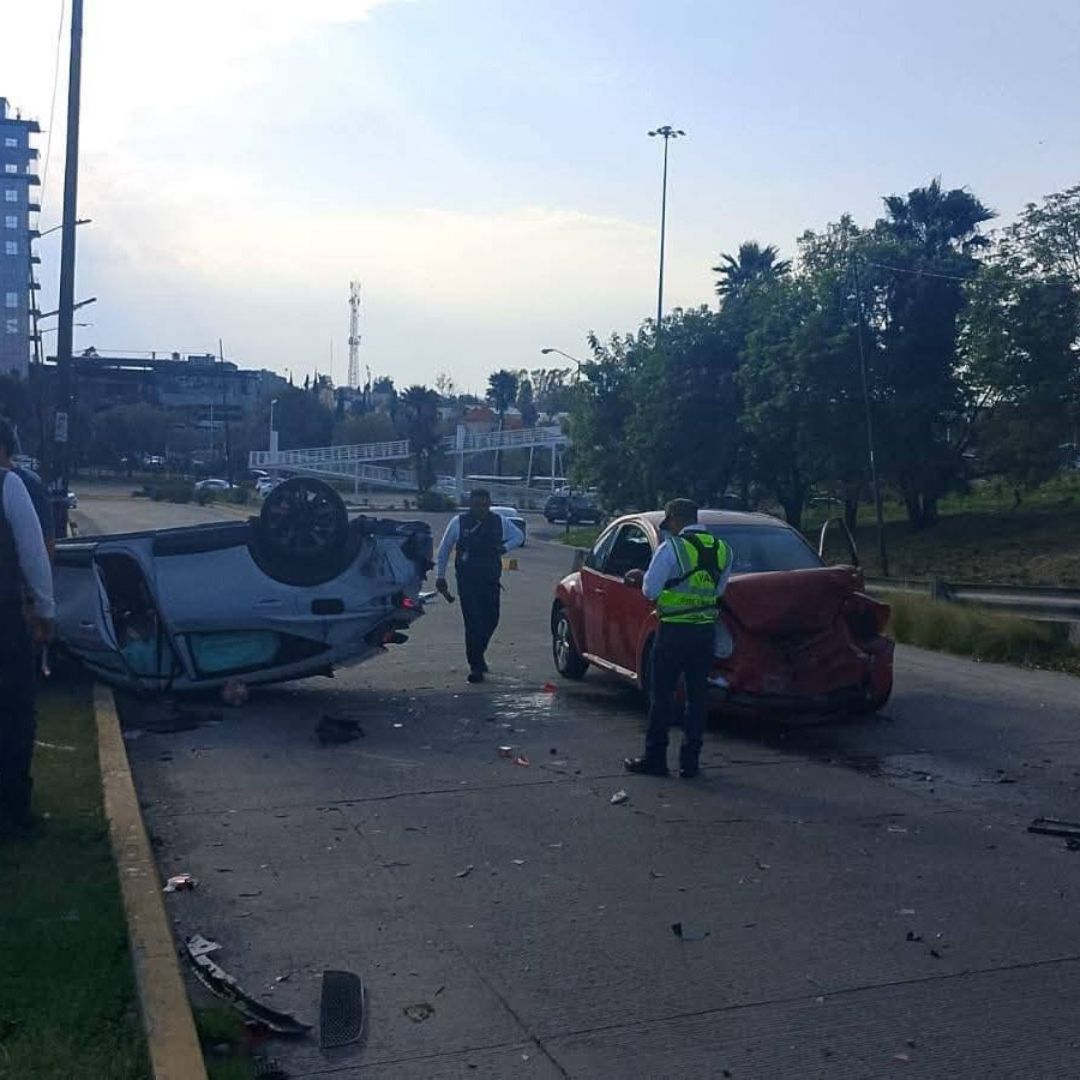 Accidente Choque Volcadura Vehículo Cinco Lesionados Vía Atlixcáyotl Avenida Las Torres Puebla