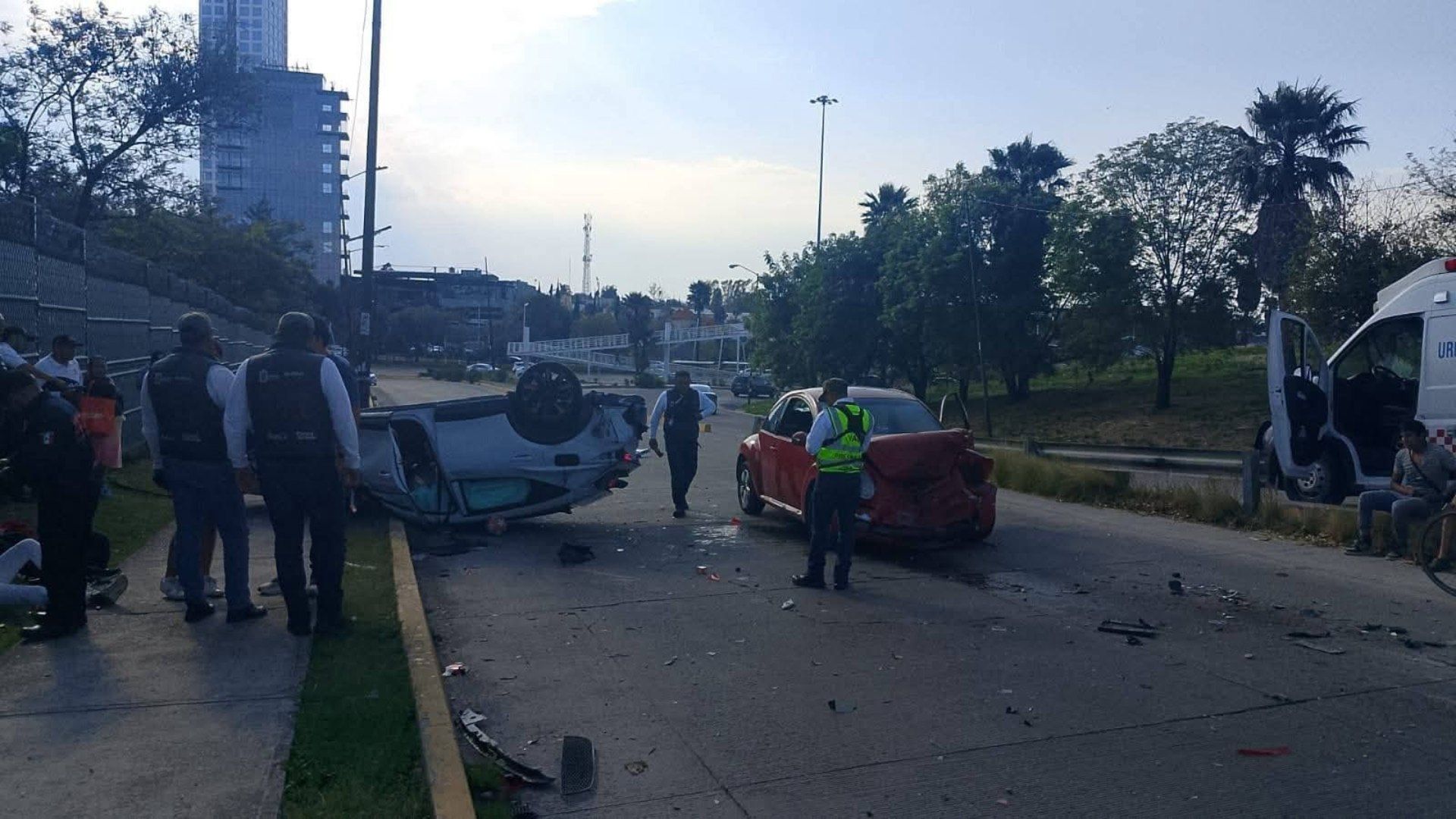 Accidente Choque Volcadura Vehículo Cinco Lesionados Vía Atlixcáyotl Avenida Las Torres Puebla