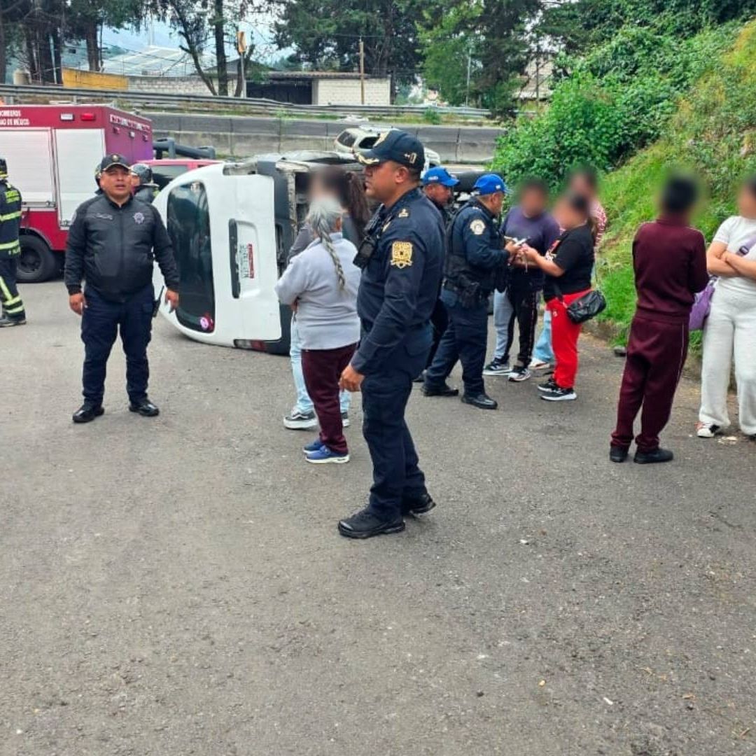 Combi de Transporte Escolar Vuelca en la México-Toluca en Cuajimalpa; Hay Varios Heridos