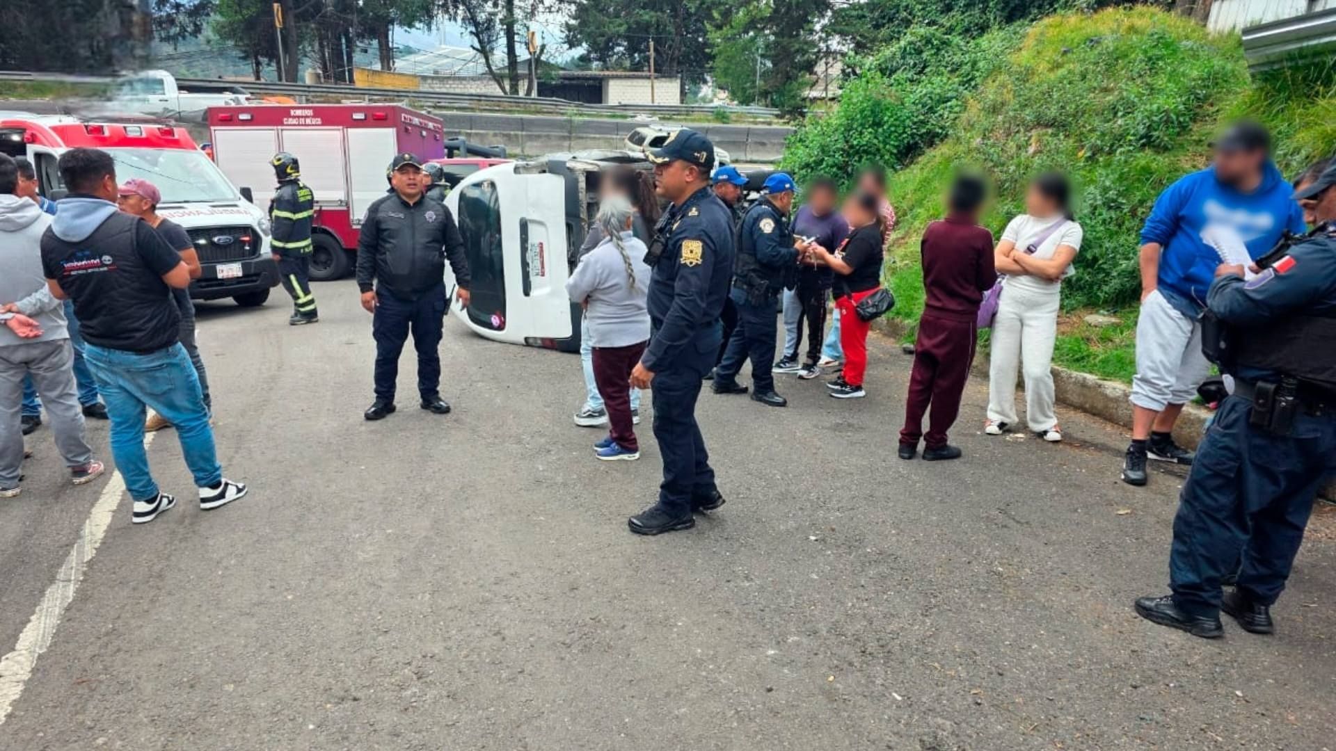 Combi de Transporte Escolar Vuelca en la México-Toluca en Cuajimalpa; Hay Varios Heridos