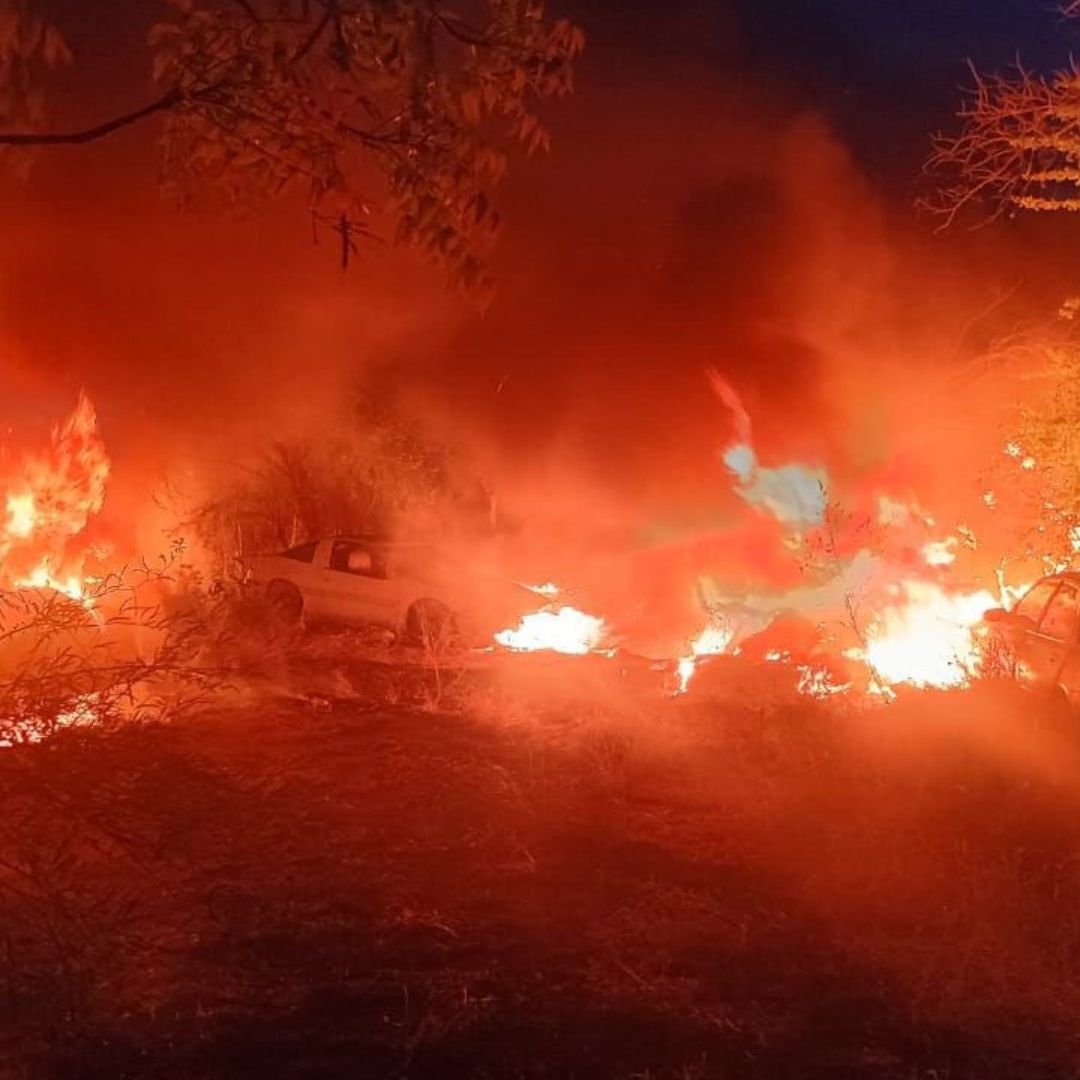 Terreno y Automóviles Quemados por Incendio Provocado en Taller Hojalatería Acatlán de Osorio