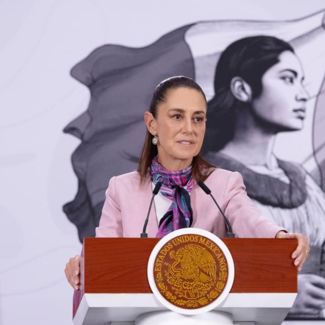 Claudia Sheinbaum frente a micrófono en conferencia de prensa