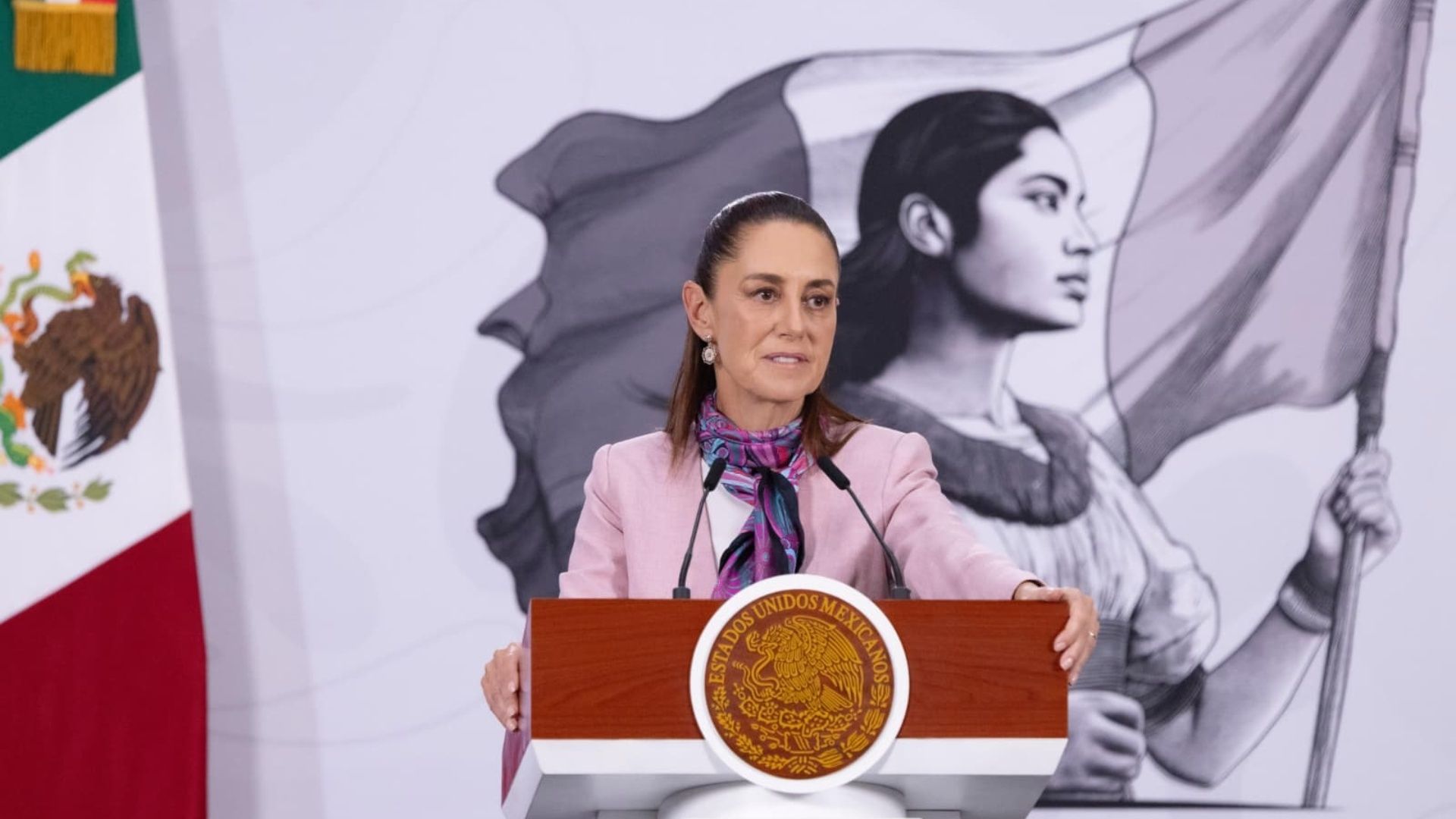 Claudia Sheinbaum frente a micrófono en conferencia de prensa