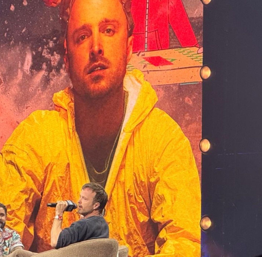 Aaron Paul de Breaking Bad Declara su Amor a México y al Mezcal Durante la CCXPMX 26