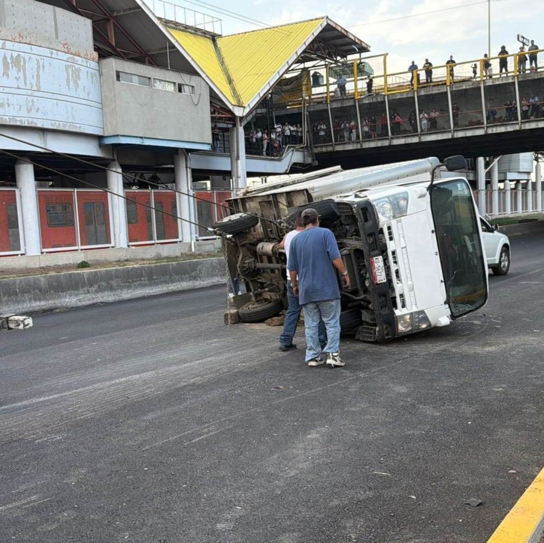 ¿Qué Pasó en Avenida Central Hoy? Camión con Toneladas de Carne Vuelca frente a Metro Ecatepec