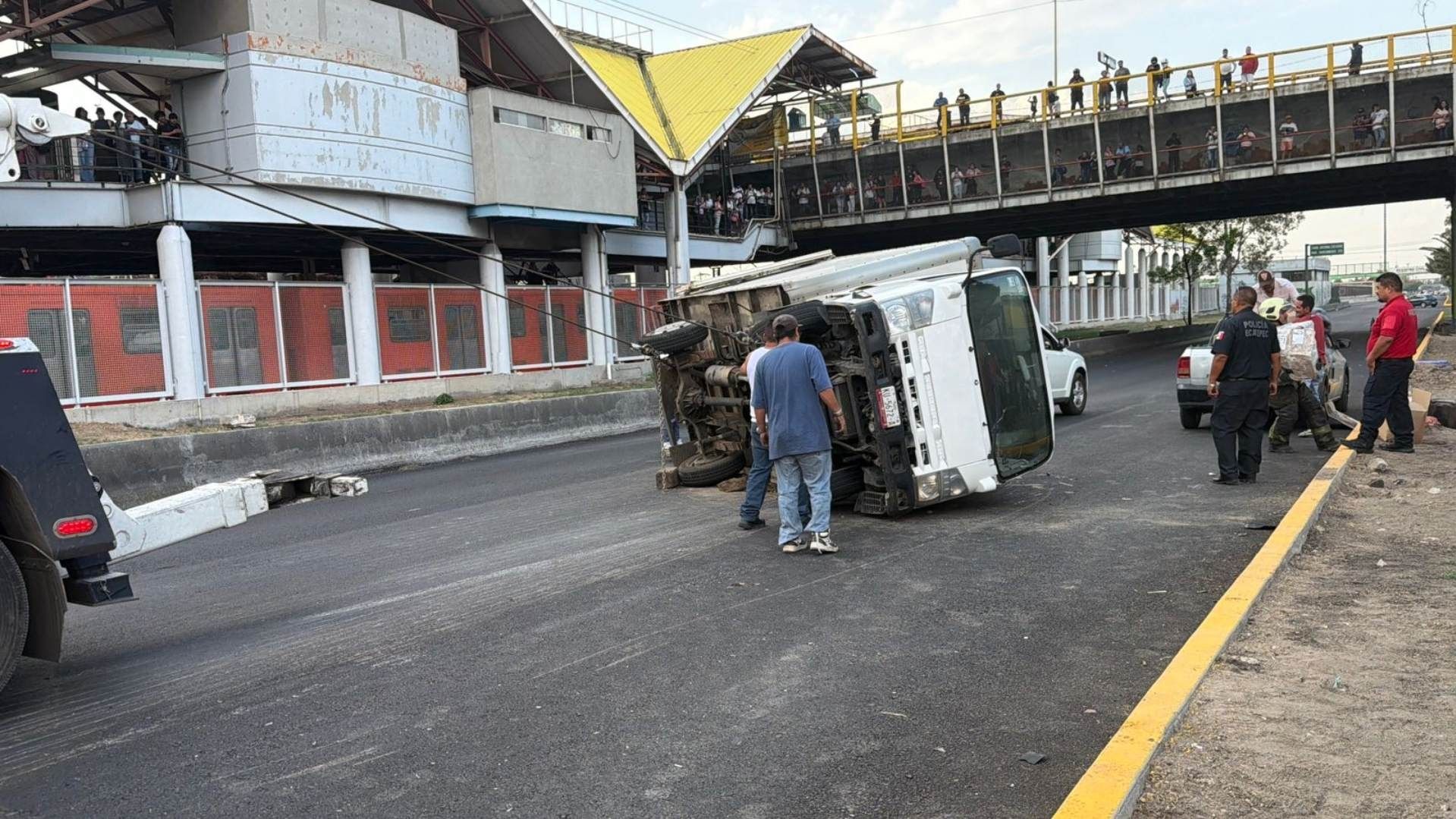 ¿Qué Pasó en Avenida Central Hoy? Camión con Toneladas de Carne Vuelca frente a Metro Ecatepec