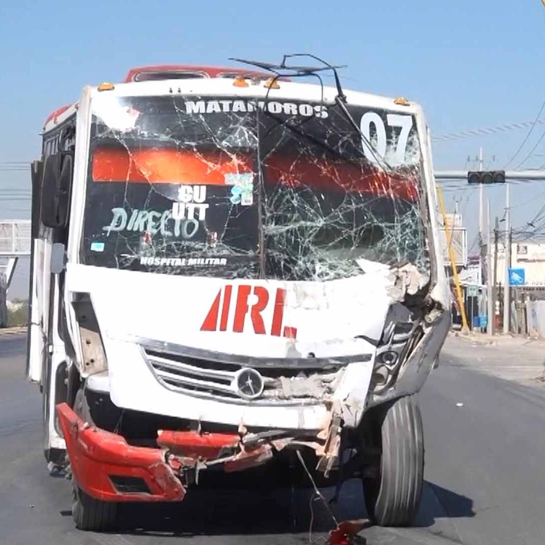 Camión de la Ruta Torreón-Matamoros se Queda Sin Frenos y Choca Contra Hotel; Hay 15 Lesionados