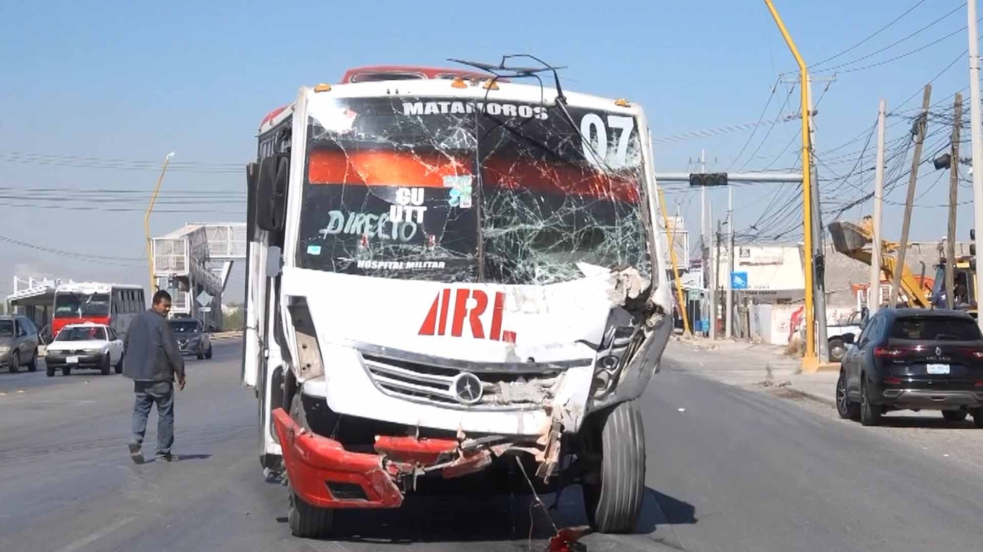 Camión de la Ruta Torreón-Matamoros se Queda Sin Frenos y Choca Contra Hotel; Hay 15 Lesionados