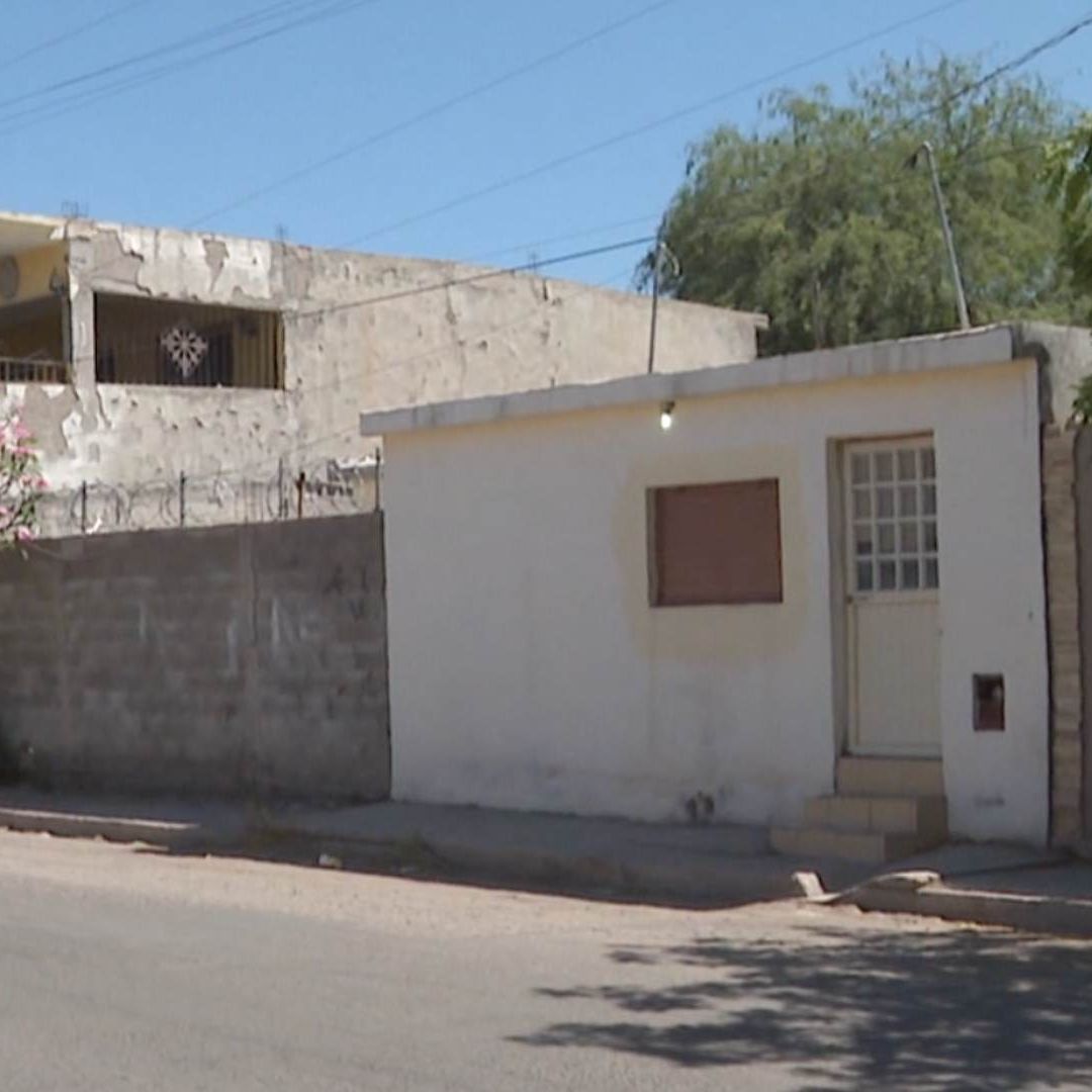 Mujer Detenida por Morder a un Policía al Intentar Desalojarla de una Casa en Hermosillo